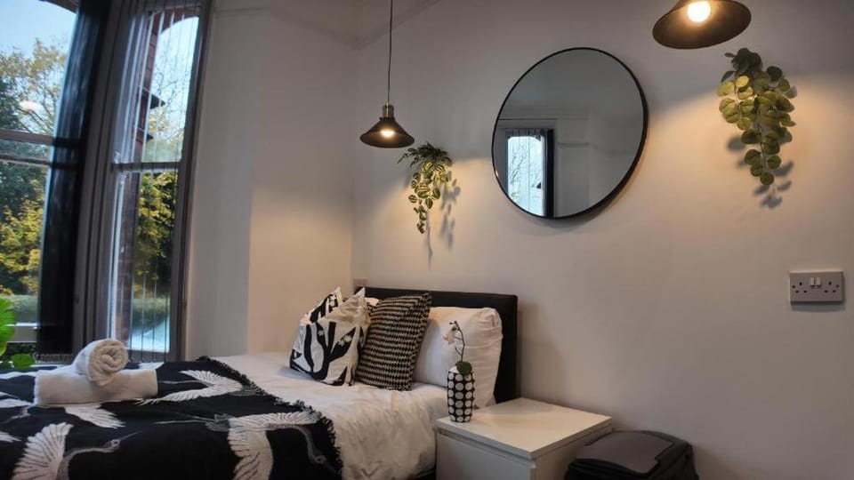 Cosy, Newly Refurbished Studio with Private Off-Suite Bathroom& Parking Apartment in Birmingham