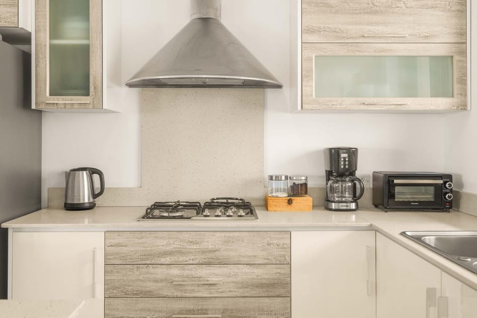 Coffee/tea facilities, Kitchen or kitchenette, stove