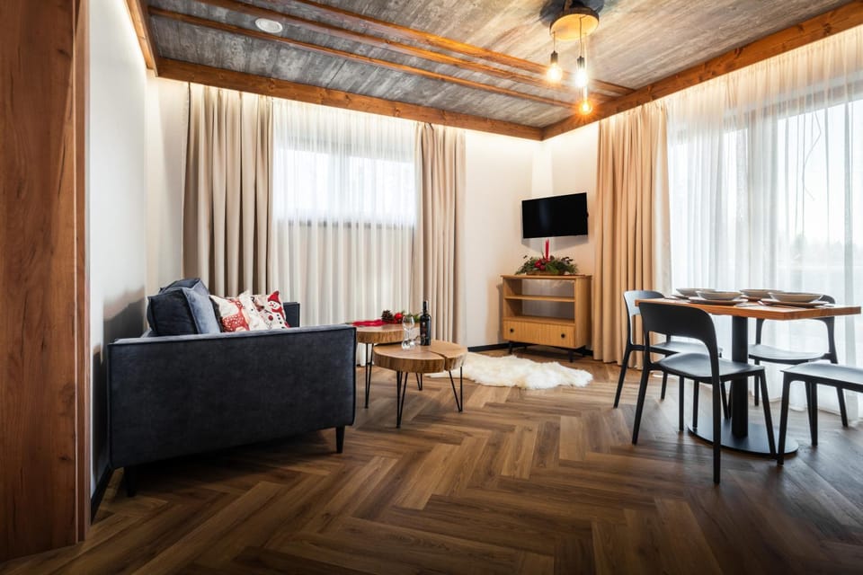 TV and multimedia, Living room, Seating area, Dining area