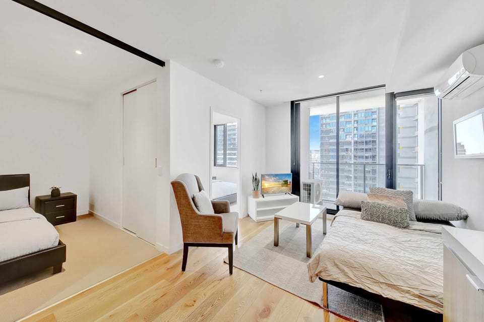 Bright 2BR Apartment City Views & Central Apartment in Melbourne