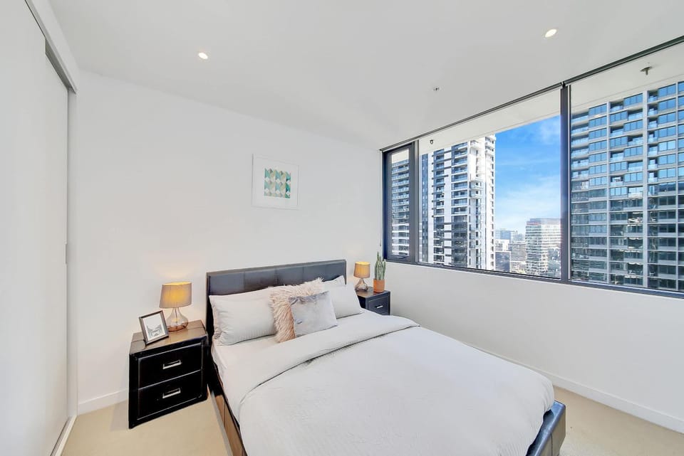 Bright 2BR Apartment City Views & Central Apartment in Melbourne