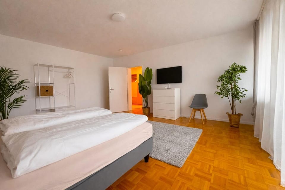 Bed, TV and multimedia, Photo of the whole room, Bedroom
