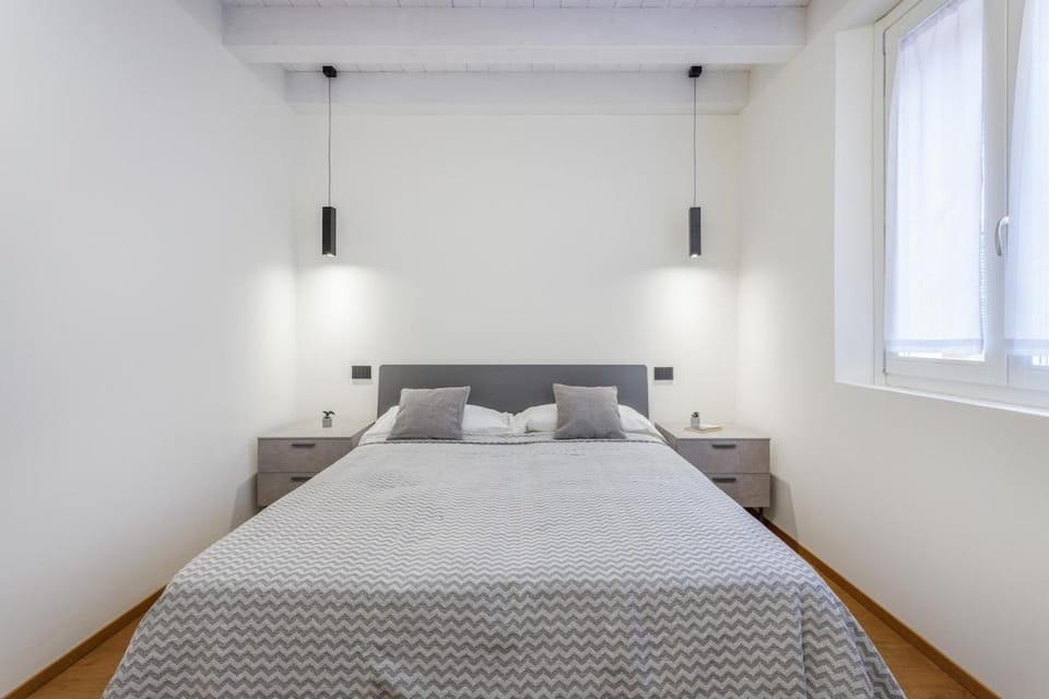 Bed, Bedroom, towels, air conditioner