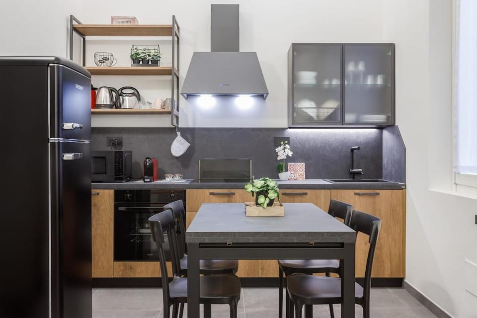 Coffee/tea facilities, dishwasher, microwave, oven, kitchen