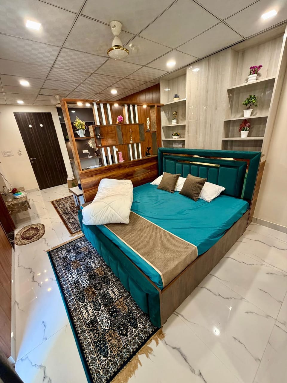 Property building, Bed, Living room, Bedroom, Swimming pool, Alcoholic drinks