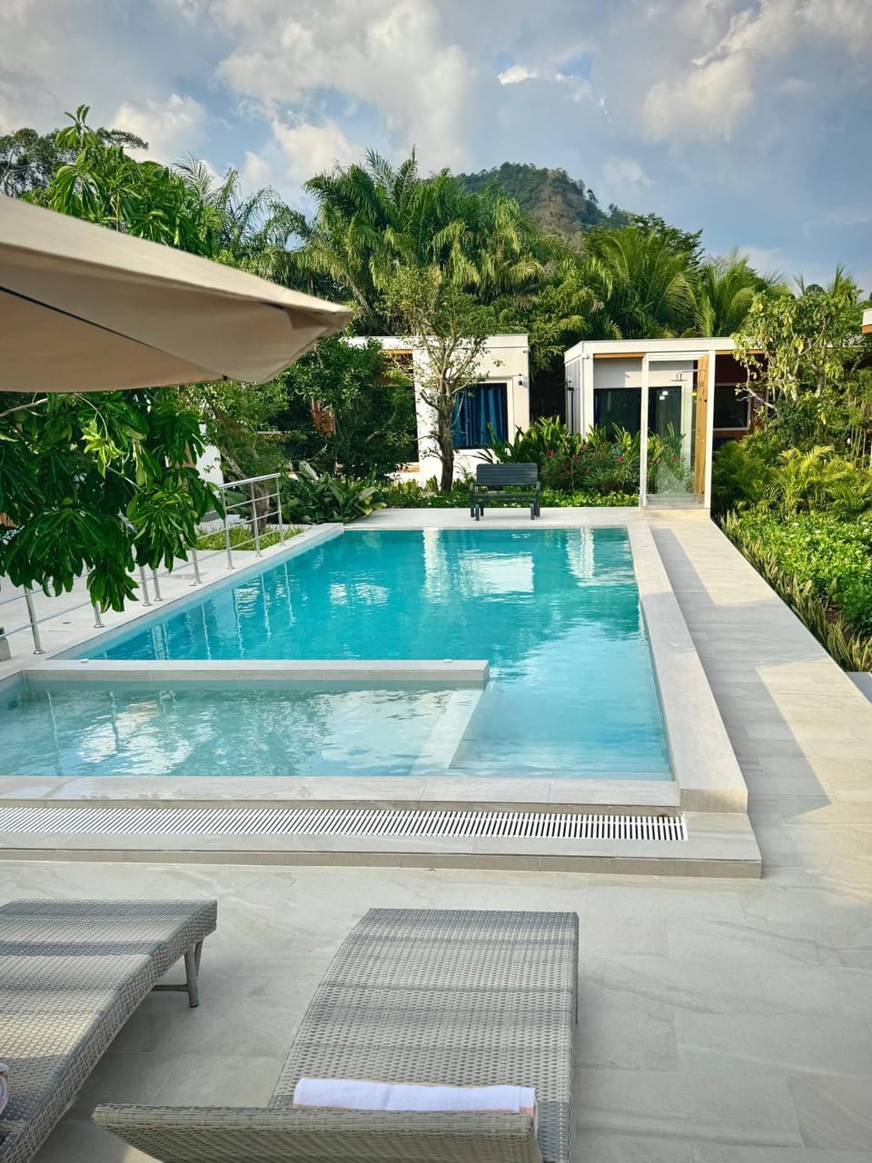 Day, Swimming pool, Swimming pool, sunbed