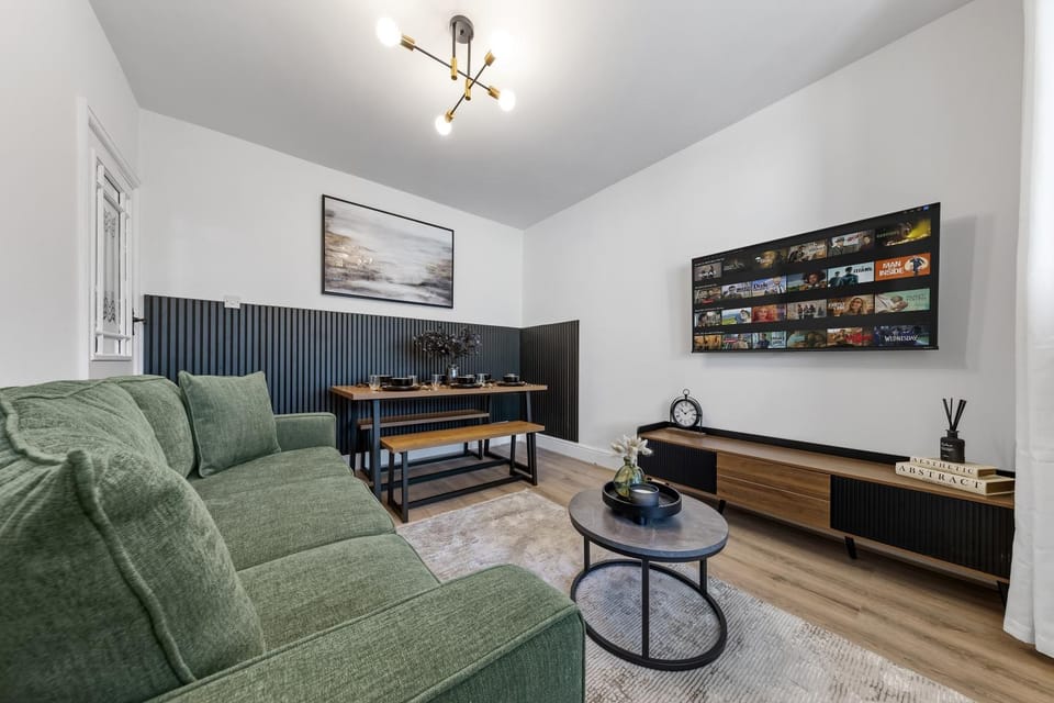 Communal lounge/ TV room, TV and multimedia, Living room, Seating area, Evening entertainment, internet, internet