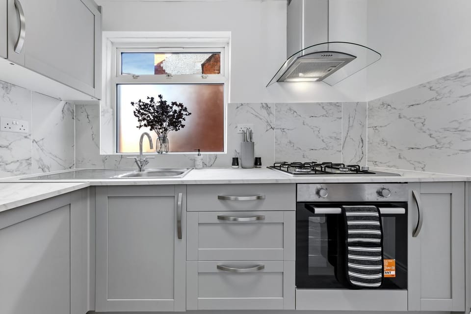 Coffee/tea facilities, Kitchen or kitchenette, dishwasher, stove, toaster, toaster