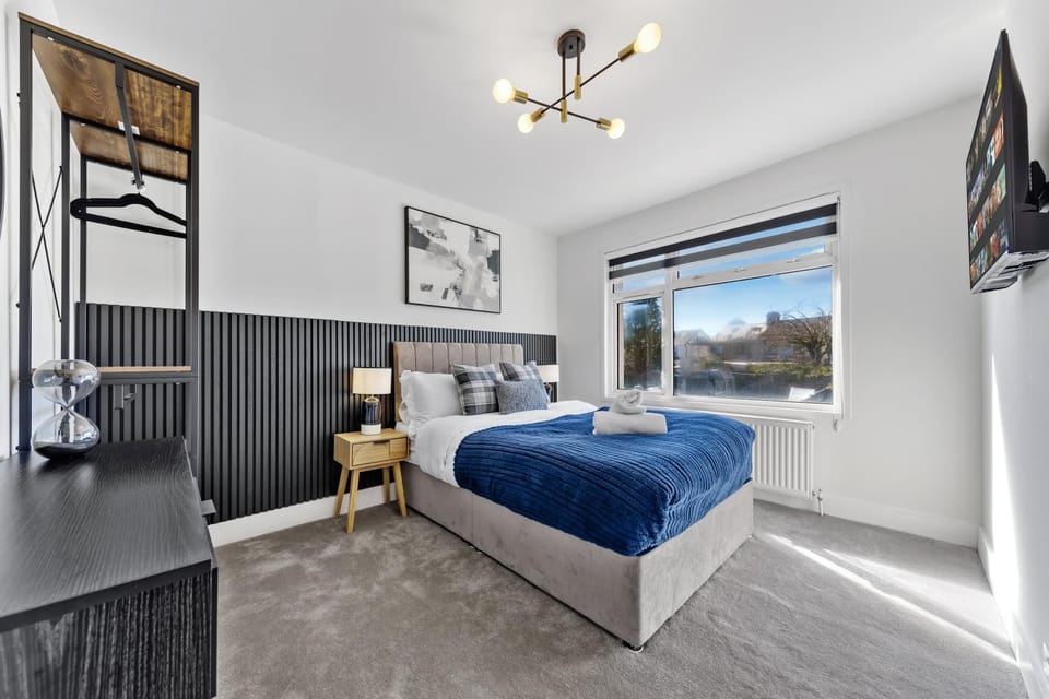 Bed, TV and multimedia, Photo of the whole room, Bedroom