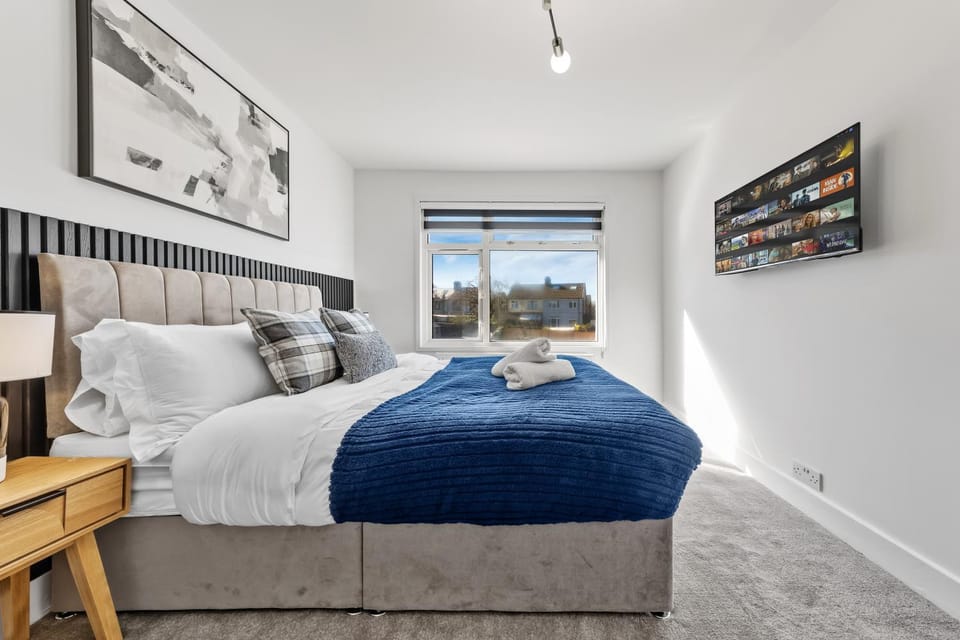 Bed, TV and multimedia, Photo of the whole room, Bedroom, towels