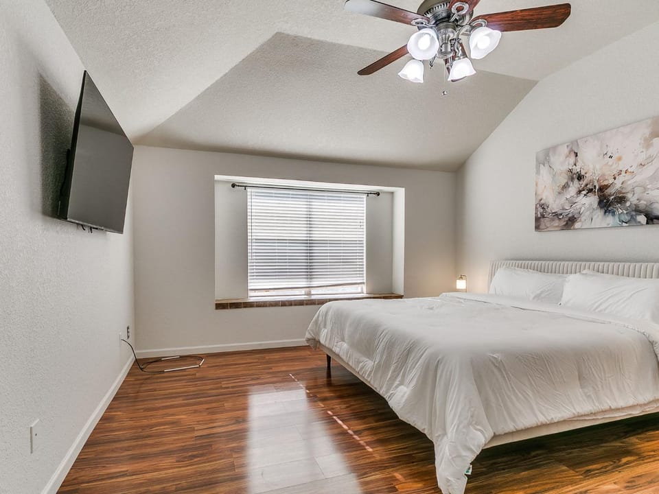 Bed, TV and multimedia, Photo of the whole room, Bedroom