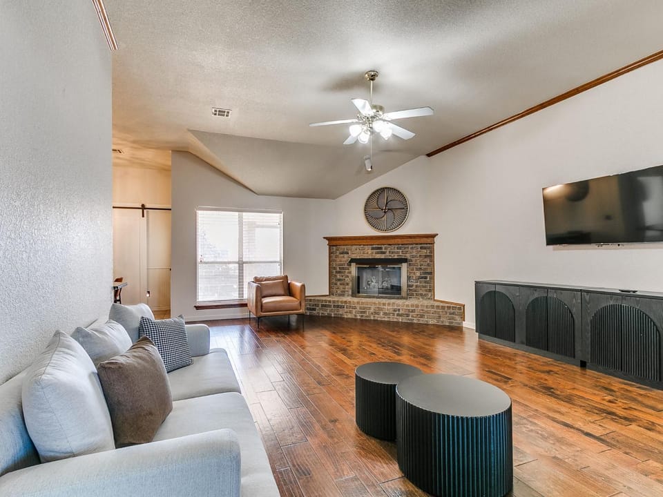 TV and multimedia, Seating area, fireplace