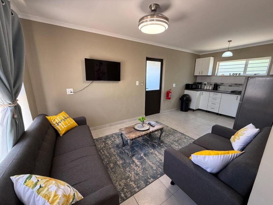 TV and multimedia, Kitchen or kitchenette, Living room, Seating area, Dining area