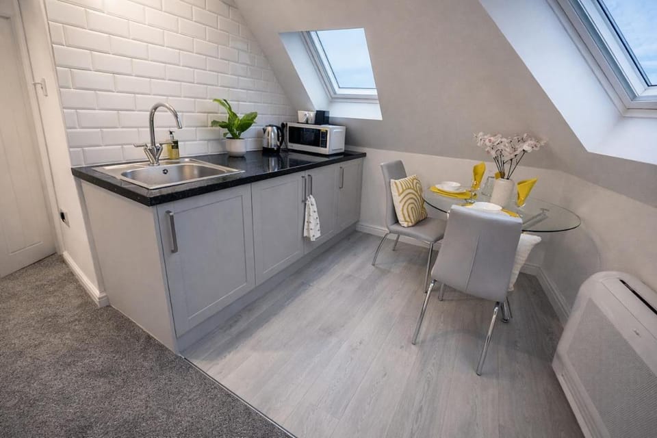 Beautiful cosy attic studio flat king size bed in central Beeston in Nottingham Apartment in Nottingham