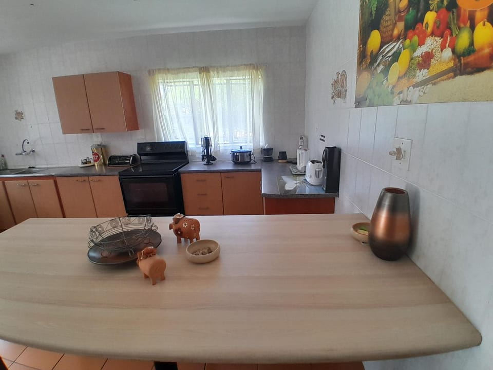 Coffee/tea facilities, Kitchen or kitchenette, Dining area, oven, stove, toaster