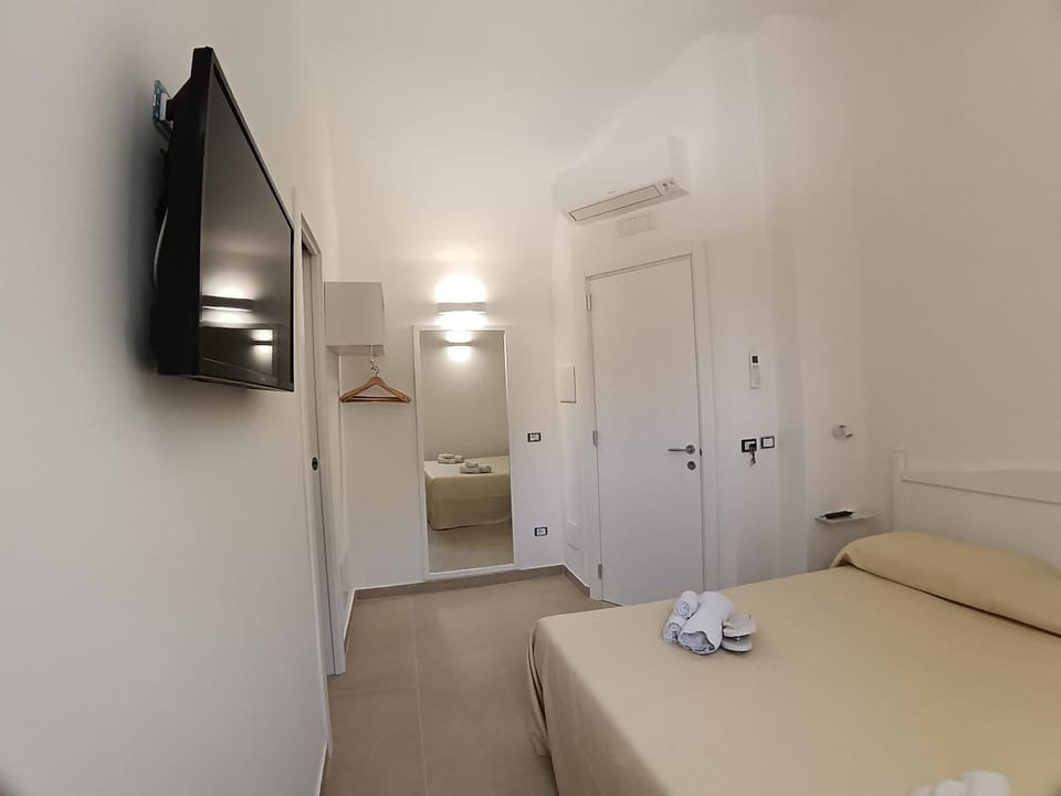 Bed, TV and multimedia, Photo of the whole room, Bedroom, wardrobe, air conditioner