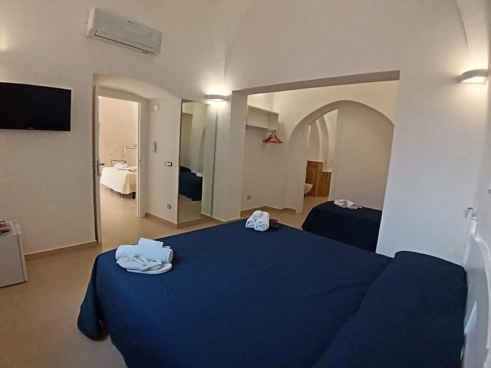 Bed, TV and multimedia, Photo of the whole room, Bedroom, air conditioner