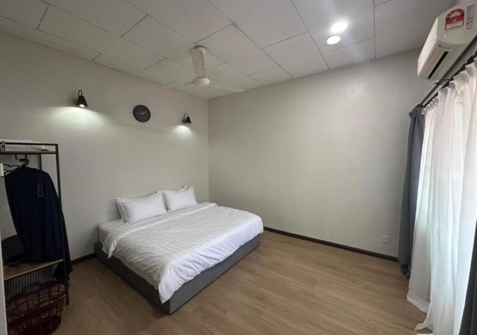 Toilet, Bed, Photo of the whole room, Bedroom, towels, wardrobe