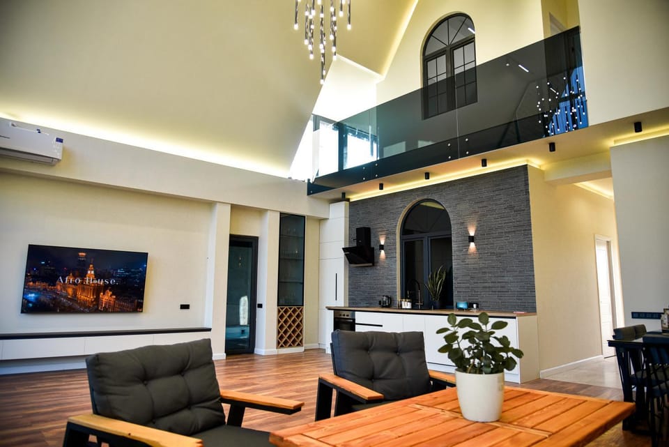 Communal lounge/ TV room, TV and multimedia, Living room, Seating area, Dining area, Evening entertainment