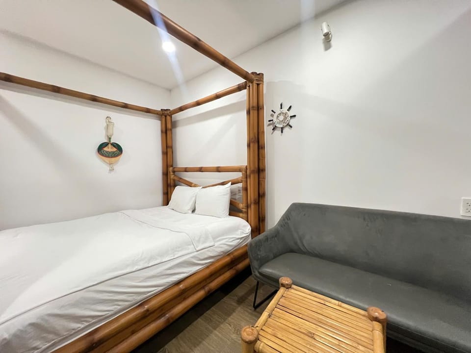 Bed, Living room, Photo of the whole room, Seating area, Bedroom