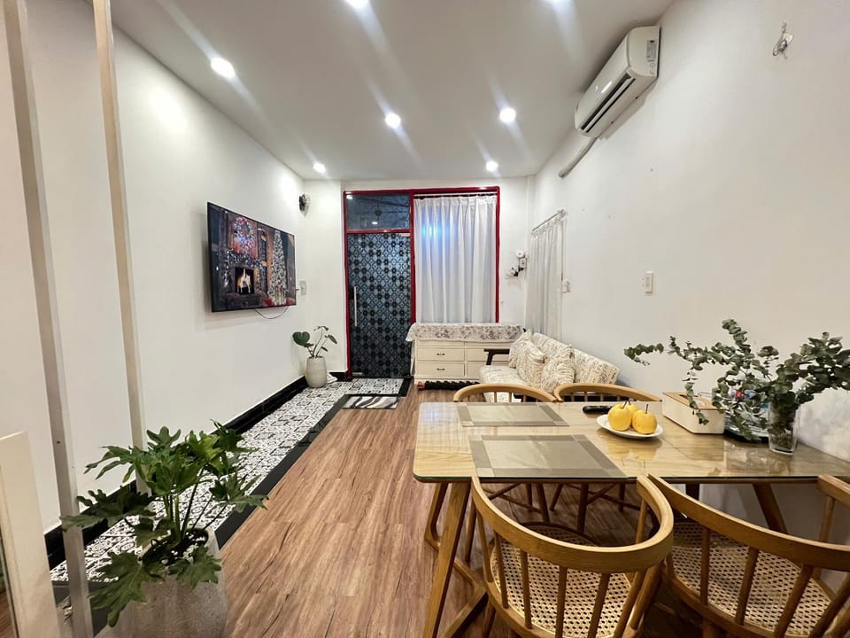 Communal lounge/ TV room, Communal lounge/ TV room, TV and multimedia, Living room, Food and drinks, Seating area, Dining area, Evening entertainment, Food, air conditioner