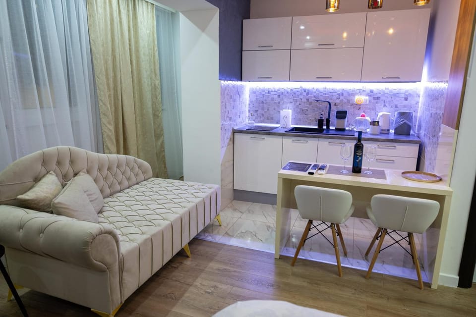 Kitchen or kitchenette, Seating area, kitchen