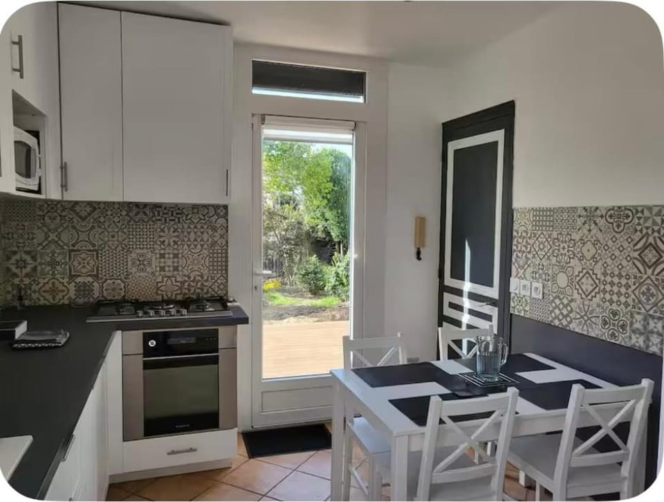 Dining area, oven, stove