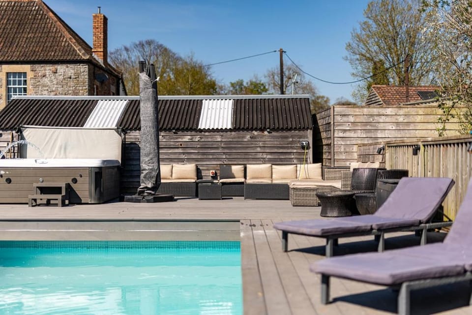 Stunning property sleeping 24 with hot tub & pool House in Bristol