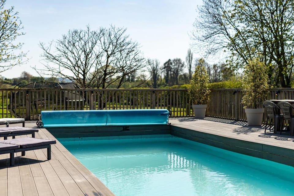 Stunning property sleeping 24 with hot tub & pool House in Bristol