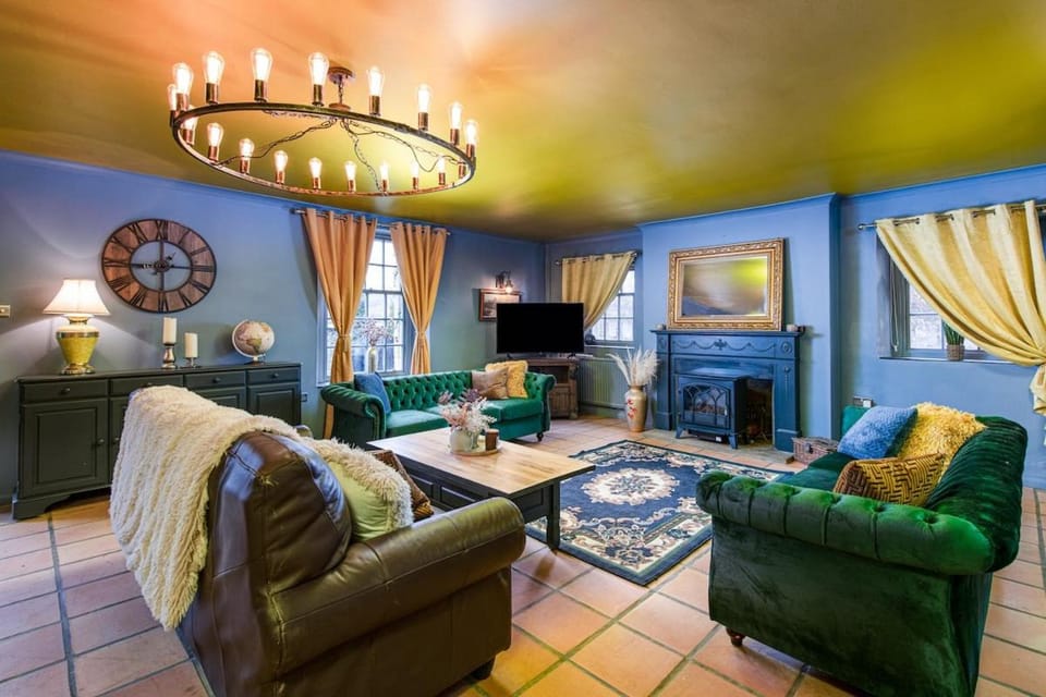 Stunning property sleeping 24 with hot tub & pool House in Bristol