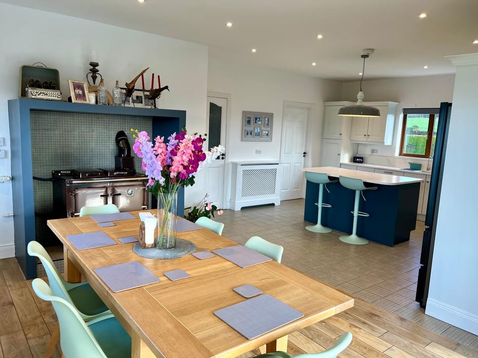 Superb large 5 bedroom home, 6 beds, sleeps 10-11 guest, with lovely mountain views House in County Kerry