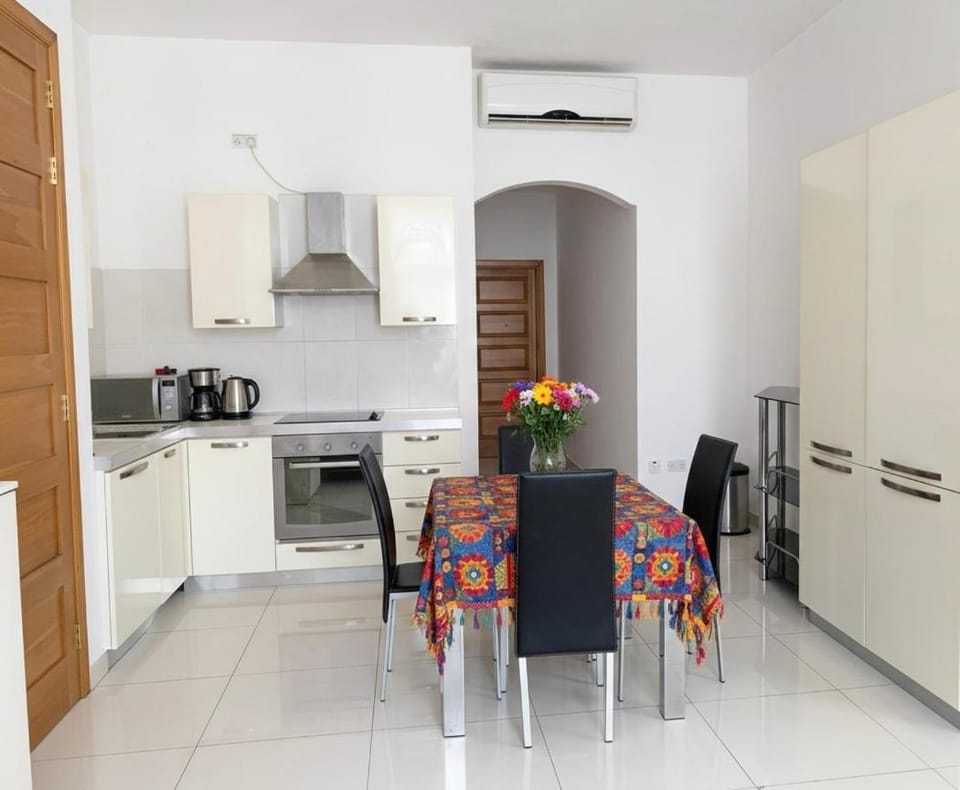 Bright and Spacious 2 Bedroom Apt in St Julians, Steps from Spinola Bay Apartment in Saint Julians