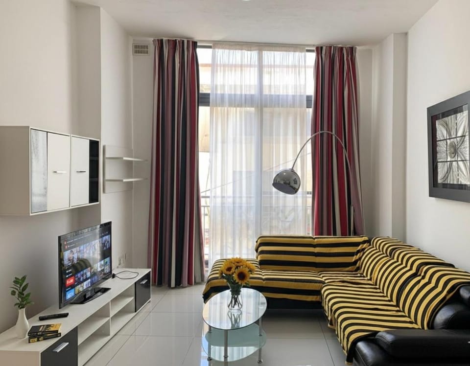 Bright and Spacious 2 Bedroom Apt in St Julians, Steps from Spinola Bay Apartment in Saint Julians