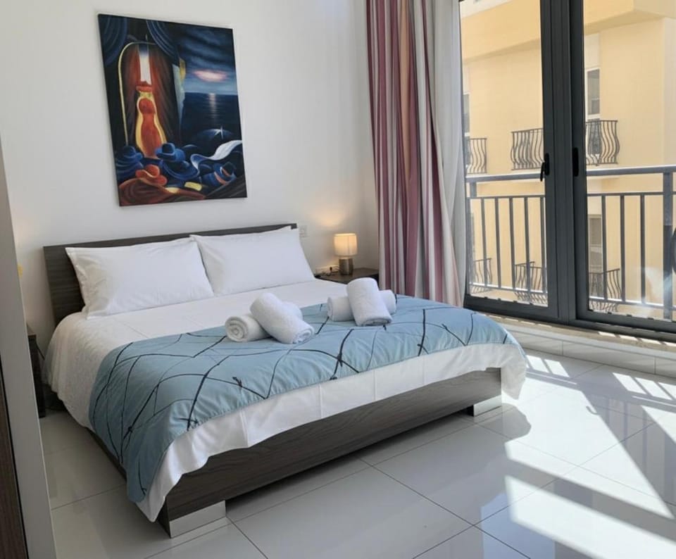 Bright and Spacious 2 Bedroom Apt in St Julians, Steps from Spinola Bay Apartment in Saint Julians