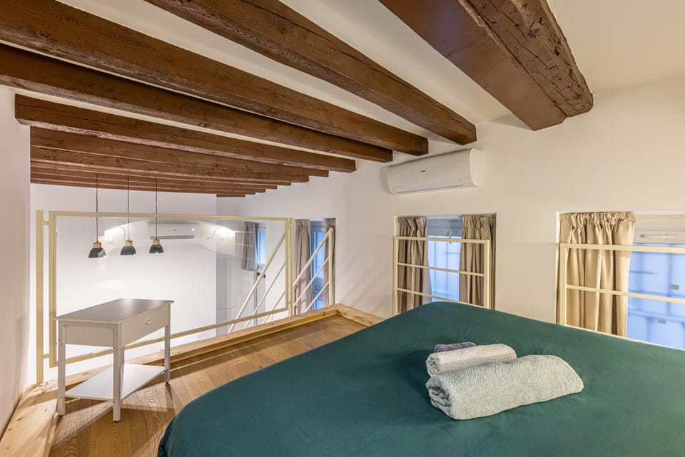 Bed, Photo of the whole room