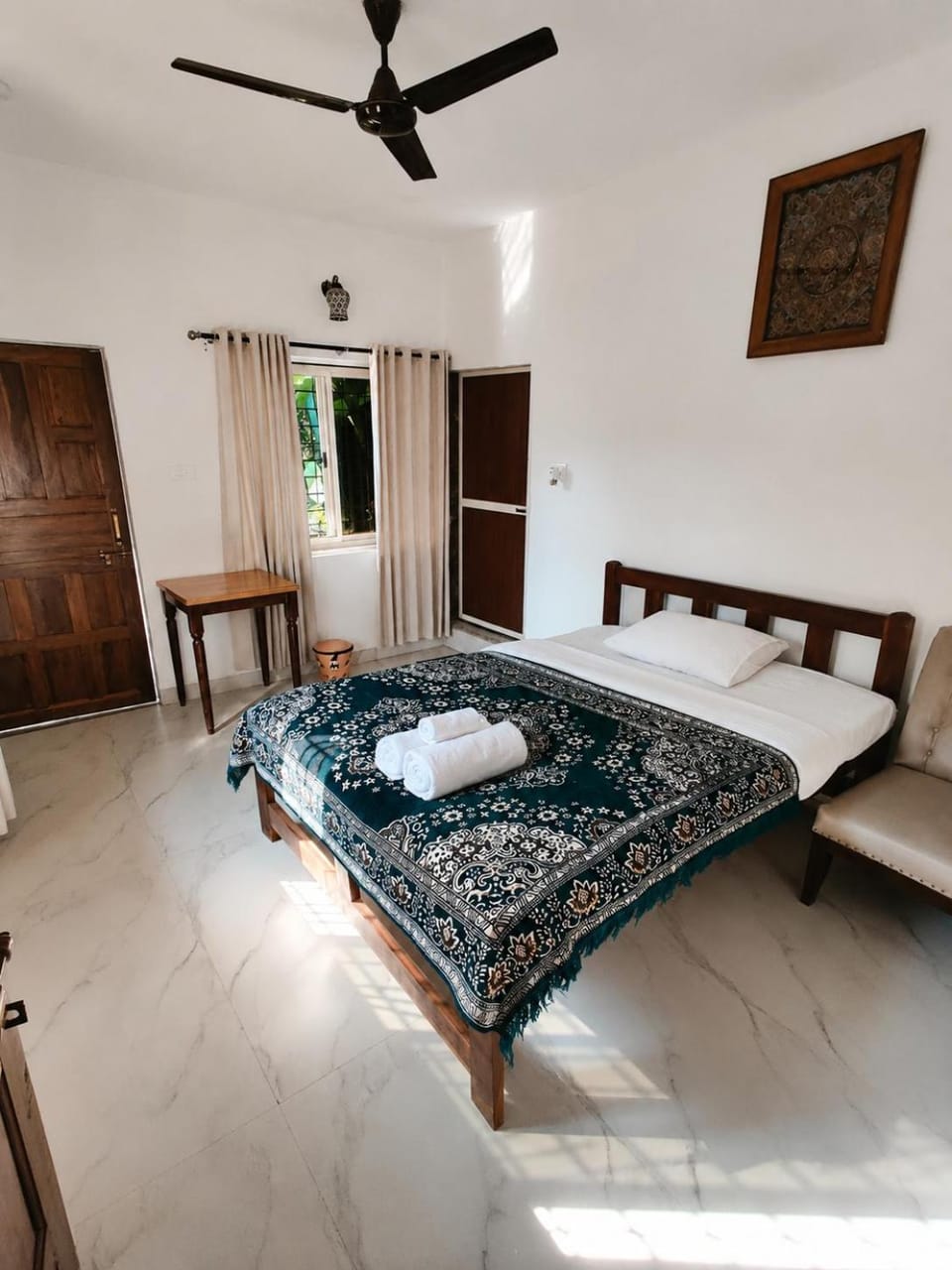 Bed, Bedroom, towels