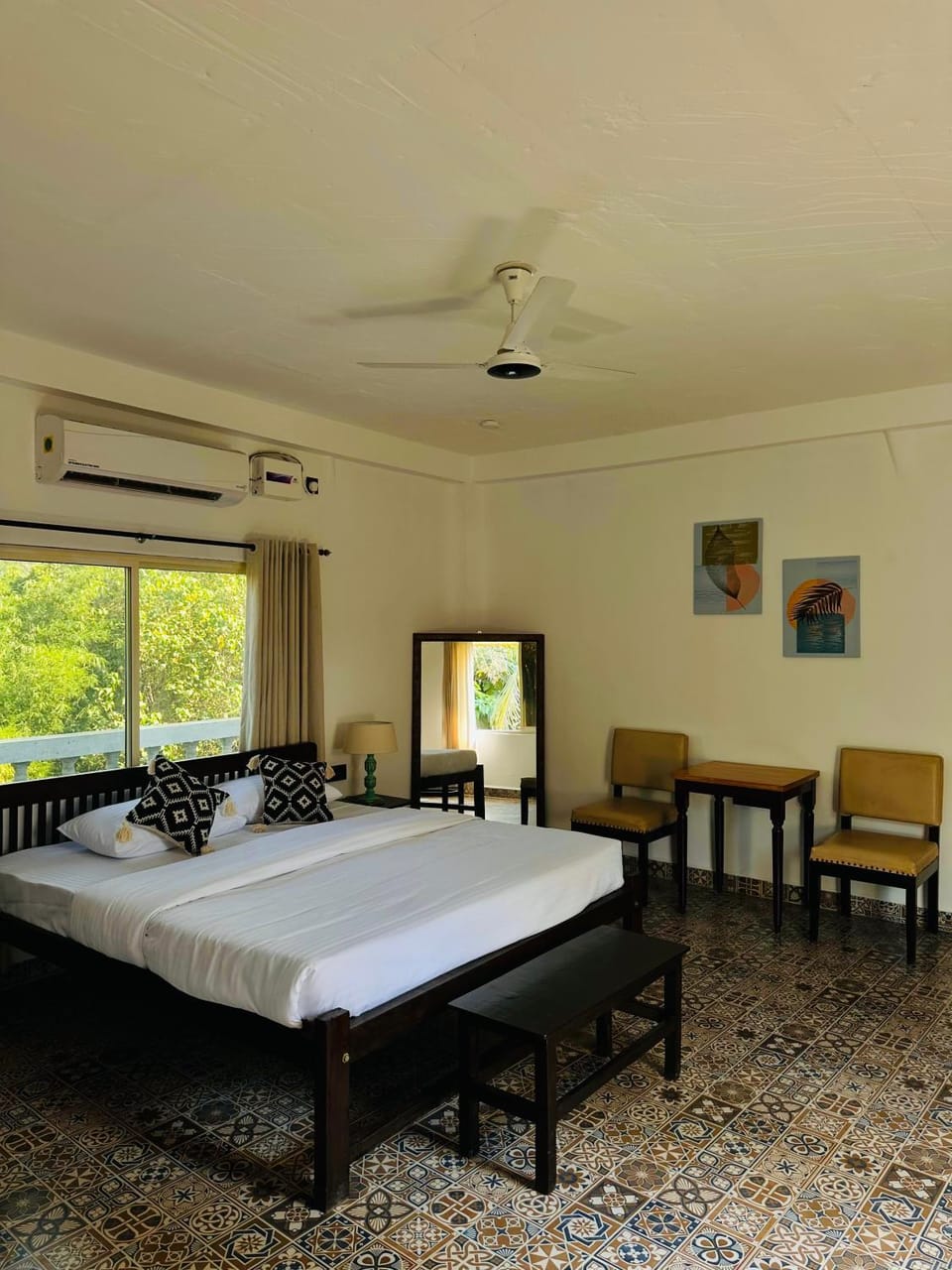 Photo of the whole room, Bedroom