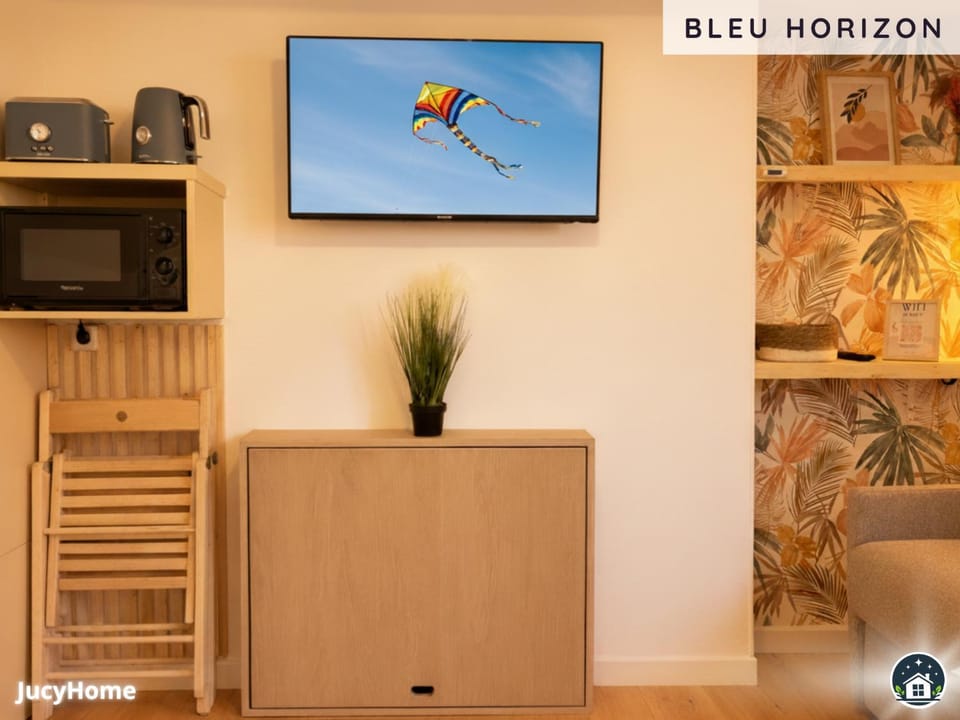 TV and multimedia, Coffee/tea facilities, Living room, Dining area, Meals, internet, microwave, toaster
