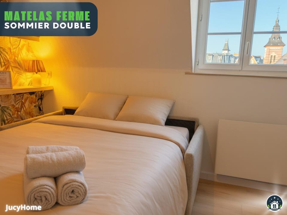 Bed, TV and multimedia, View (from property/room), Living room, Bedroom, City view, heating, internet, storage, towels