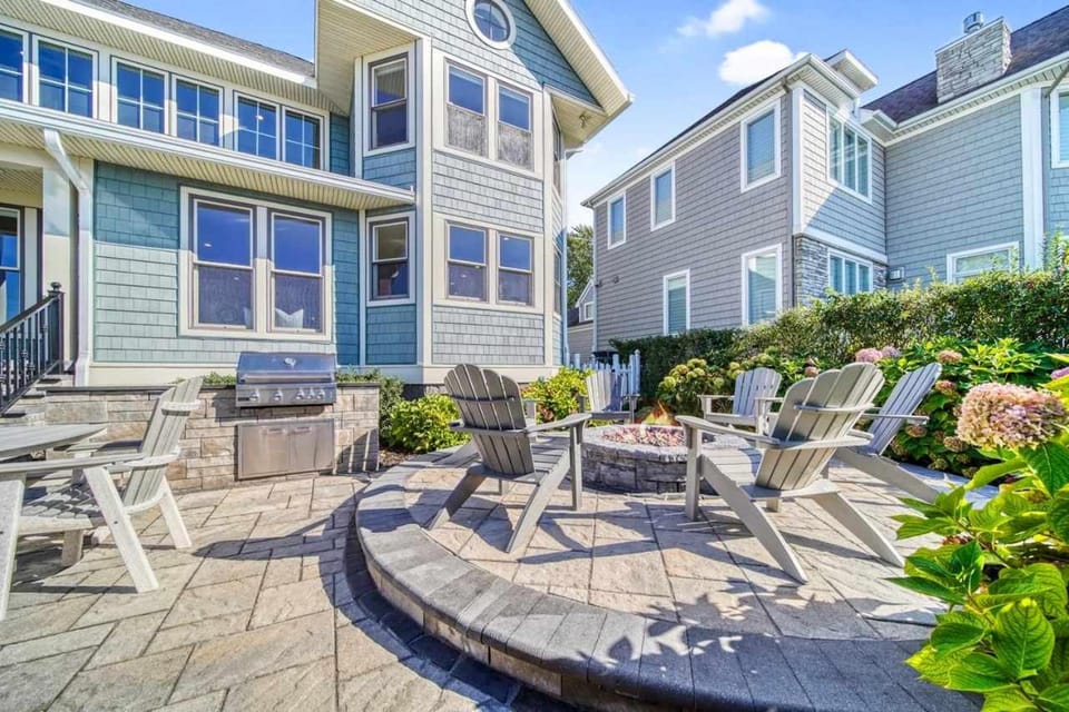 South Haven Luxury Lakefront - Panoramic Lake Views House in South Haven