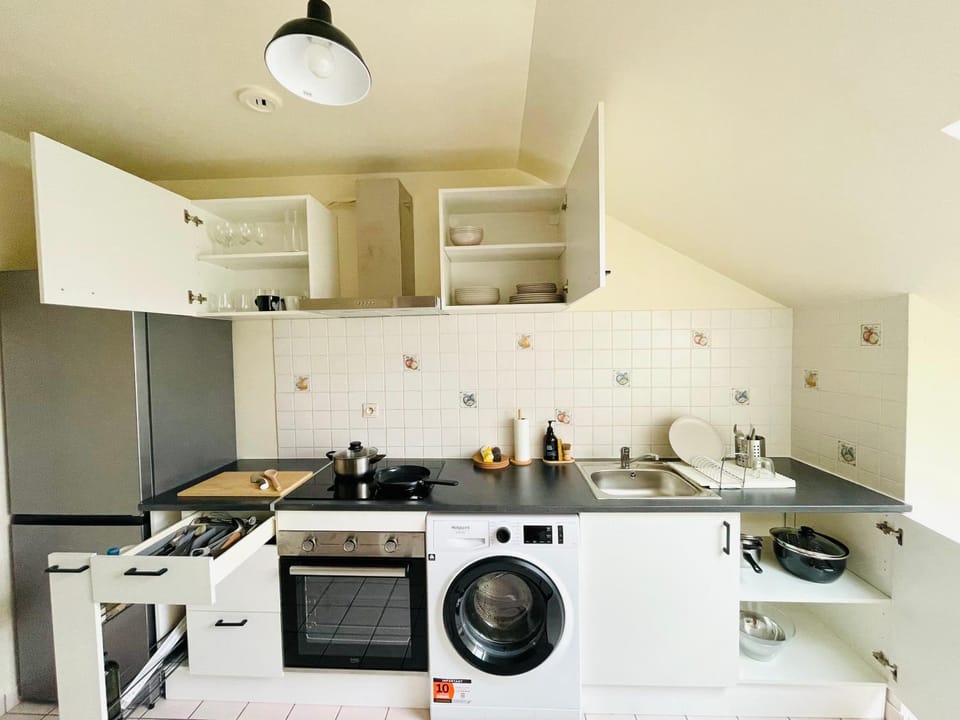 Kitchen or kitchenette, oven, stove, washing machine