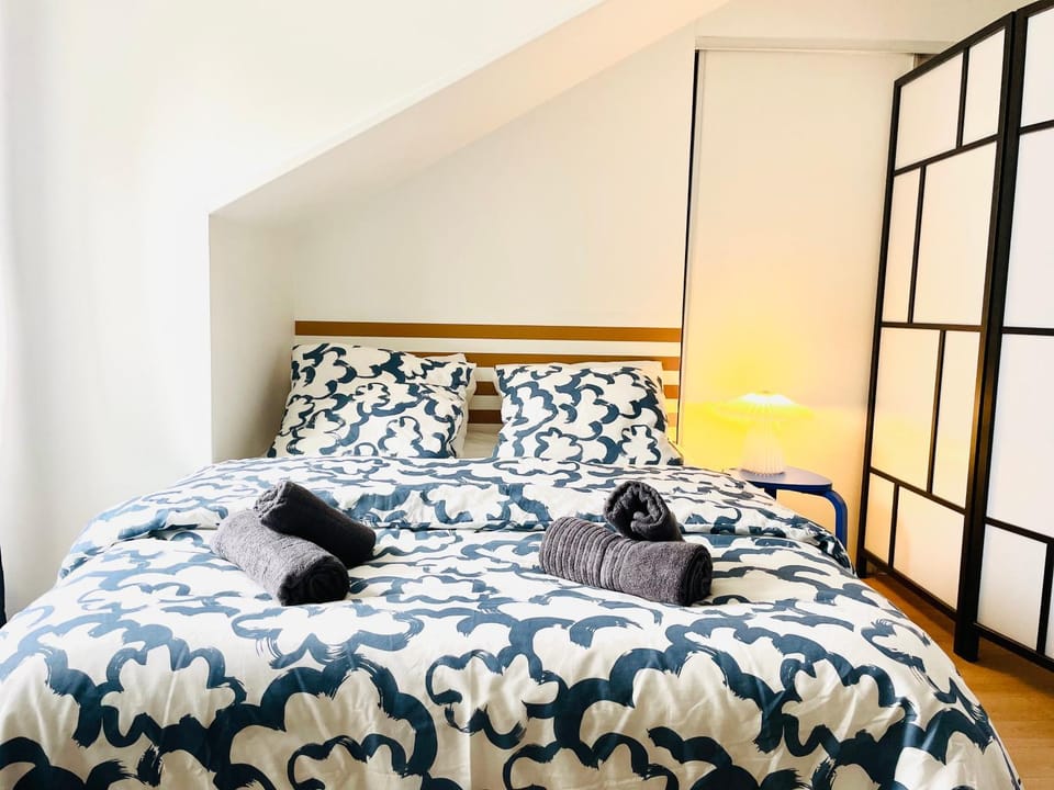 Bed, Photo of the whole room, Bedroom, towels