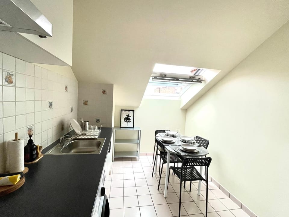 Kitchen or kitchenette, Dining area