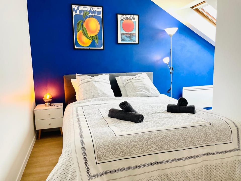 Bed, Photo of the whole room, Bedroom, towels