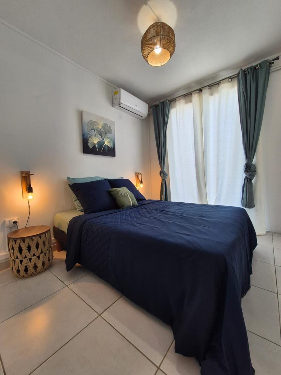 Photo of the whole room, air conditioner
