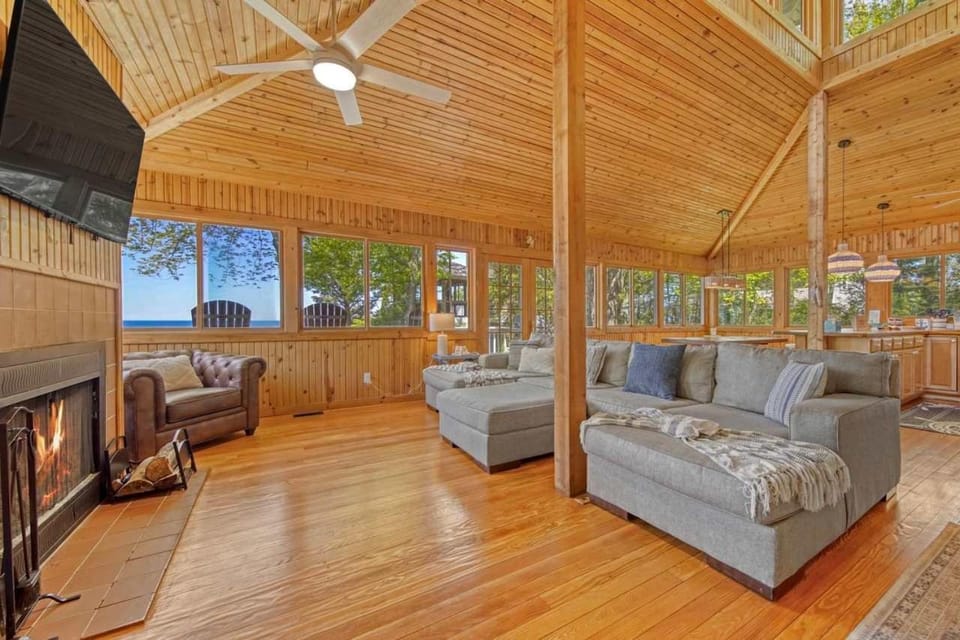 Golden Hour Lakefront Retreat - Fire Pit - Pets House in Michigan