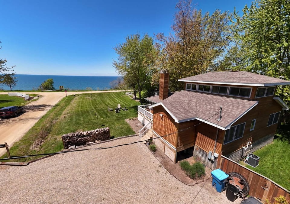 Golden Hour Lakefront Retreat - Fire Pit - Pets House in Michigan
