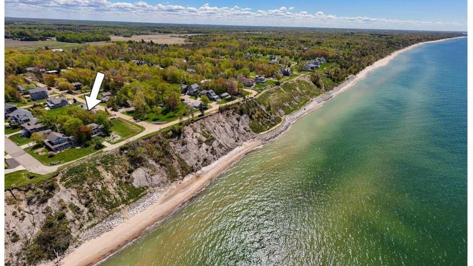Golden Hour Lakefront Retreat - Fire Pit - Pets House in Michigan