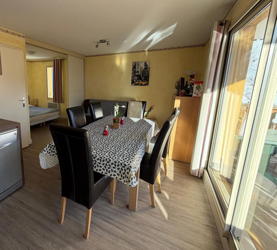 Kitchen or kitchenette, Living room, Seating area, Dining area