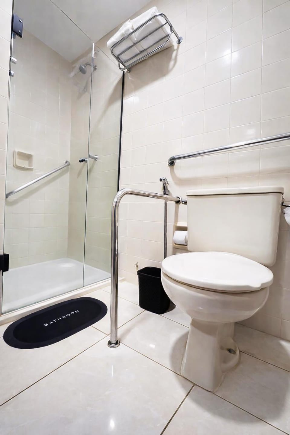Shower, Toilet, Bathroom, towels, acessibility